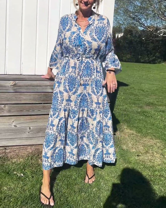 Sukienka z rękawami dzwonkowymi i sznurkiem z nadrukiem