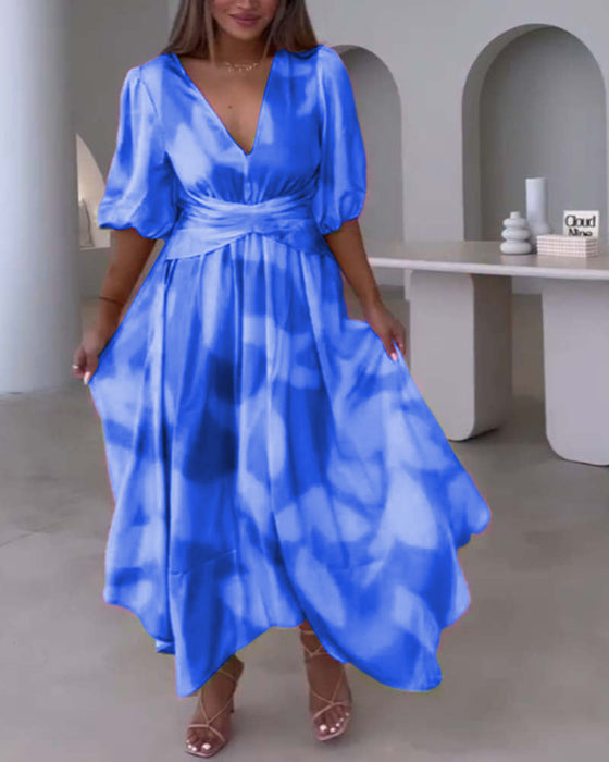 Elegancka sukienka z głębokim dekoltem w kształcie litery V z nadrukiem