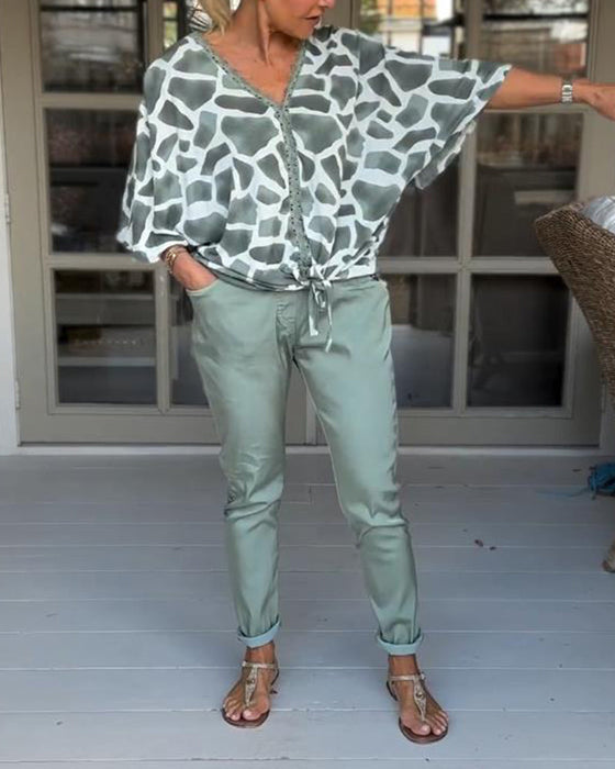 Elegancka bluzka z nadrukiem i dekoltem w kształcie litery V z rękawami nietoperzowymi