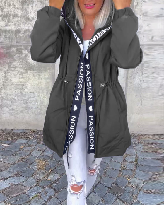 Luźny płaszcz z kapturem i nadrukiem liter ze ściągaczem