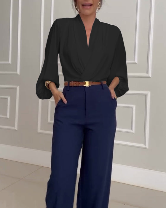 Modna bluzka w jednolitym kolorze z dekoltem w serek i rękawami typu latarnia