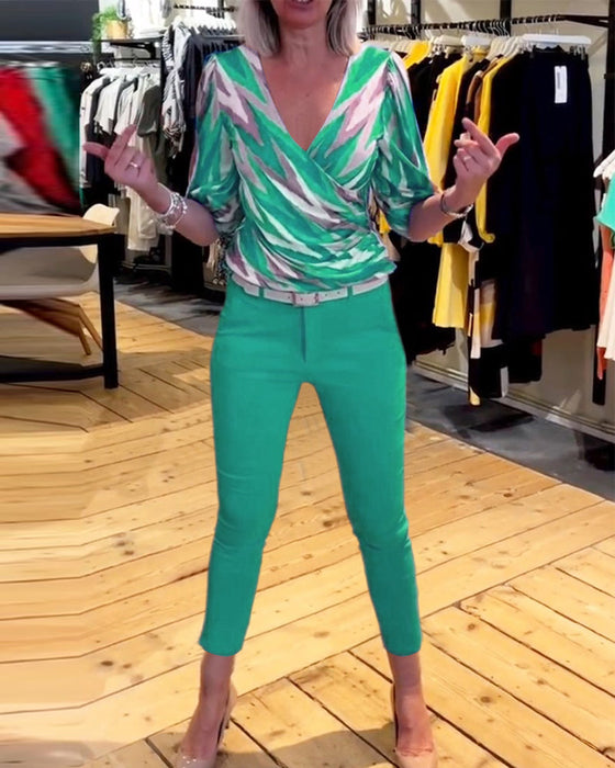 Bluzka z głębokim dekoltem w kształcie litery V z nadrukiem