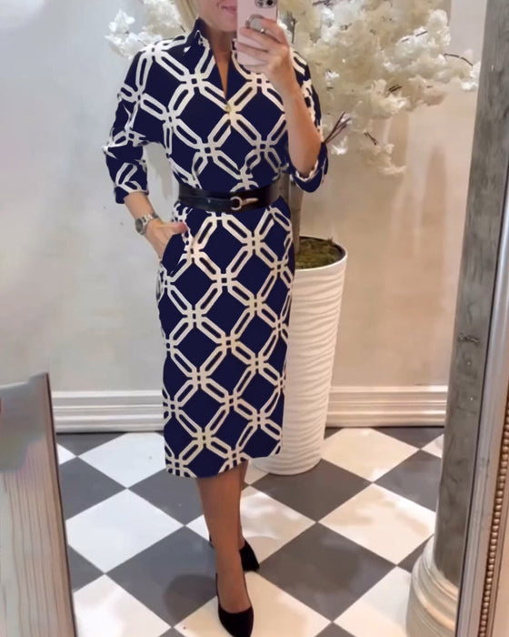 Elegancka sukienka z geometrycznym nadrukiem i rozcięciami po bokach