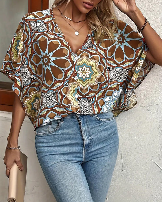 Bluzka zapinana na guziki z dekoltem w kształcie litery V i nadrukiem w stylu retro