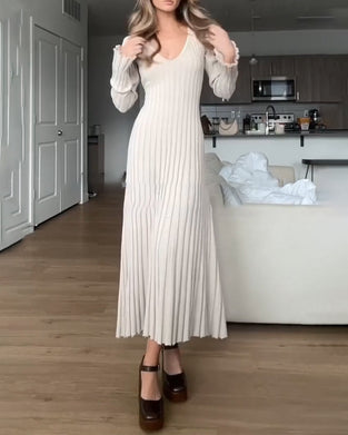 Sukienka w jednolitym kolorze z dekoltem w kształcie litery V