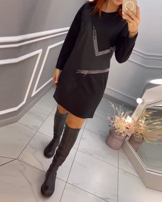 Sukienka z artystycznym akcentem i blokami kolorów