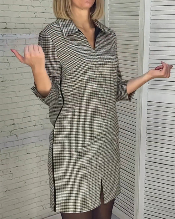 Sukienka z dekoltem w kształcie litery V i długim rękawem i rozcięciem