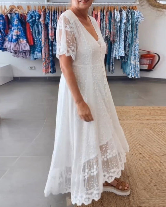 Zwiewna sukienka z głębokim dekoltem w kształcie litery V