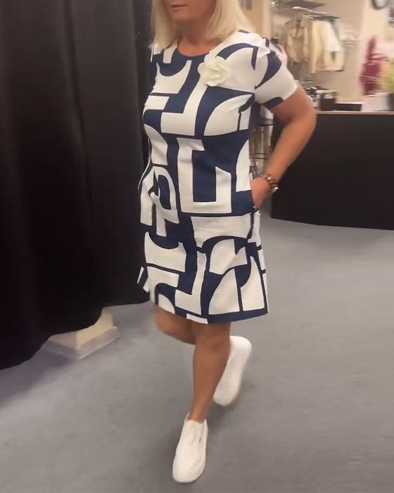 Sukienka z kieszeniami i nadrukiem w geometryczne wzory