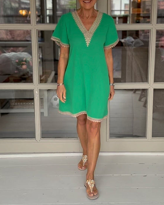 Elegancka koronkowa sukienka z dekoltem w kształcie litery V