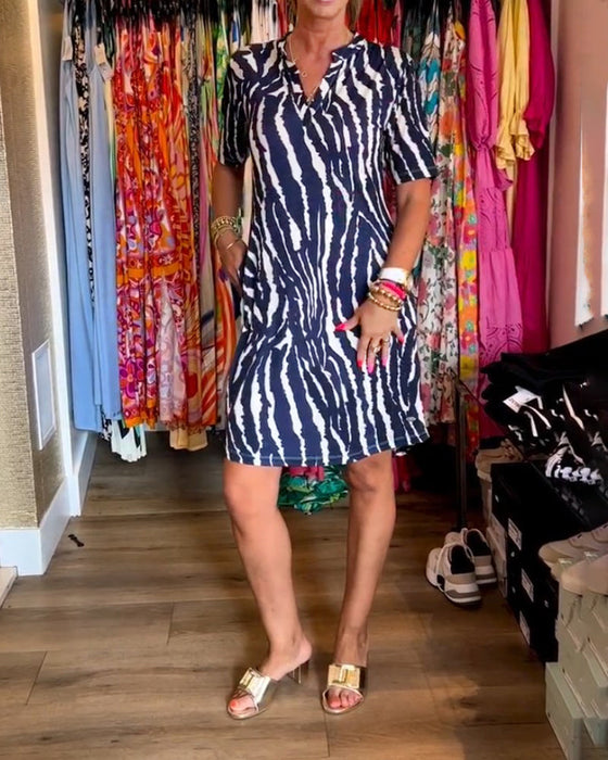 Sukienka z kontrastowymi kieszeniami i dekoltem w kształcie litery V