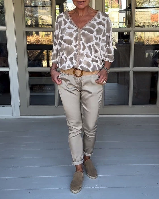 Elegancka bluzka z nadrukiem i dekoltem w kształcie litery V z rękawami nietoperzowymi
