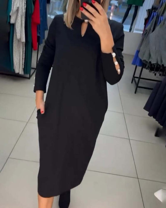 Elegancka sukienka zapinana na perłowe guziki