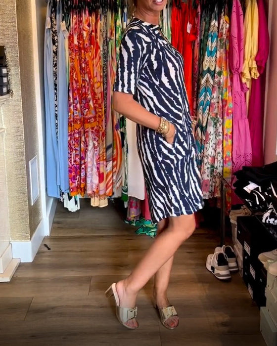 Sukienka z kontrastowymi kieszeniami i dekoltem w kształcie litery V