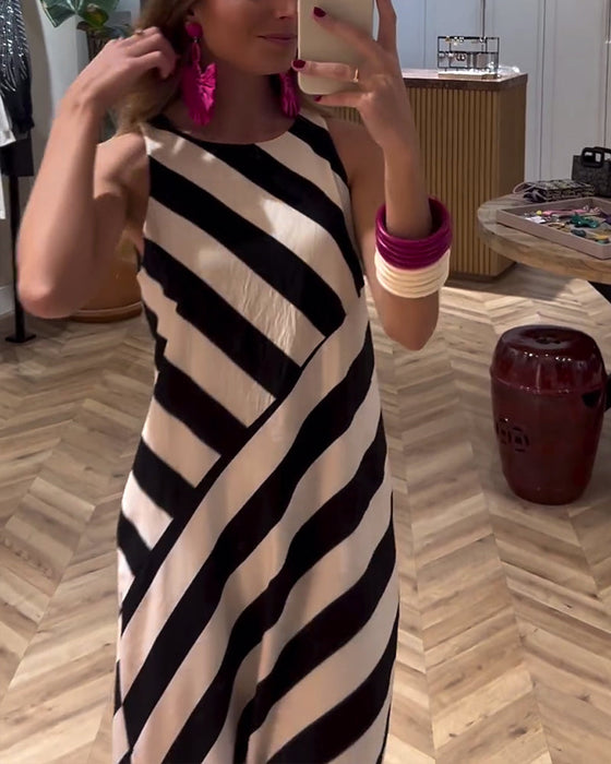 Sukienka bez rękawów w kontrastowe paski