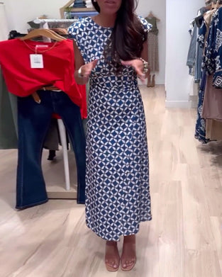 Elegancka sukienka bez rękawów z geometrycznym nadrukiem i okrągłym dekoltem