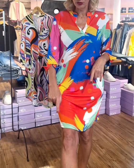 Elegancka sukienka z kolorowym nadrukiem i dekoltem w kształcie litery V