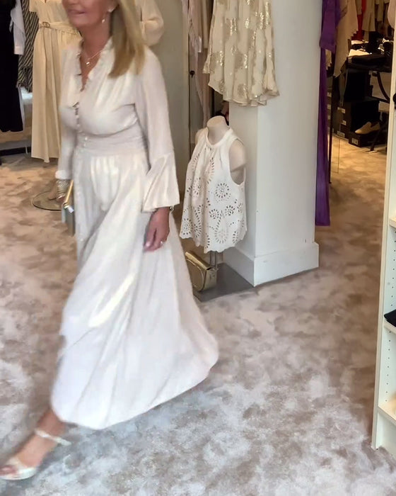 Długa sukienka zapinana na guziki z koronkowym kołnierzykiem