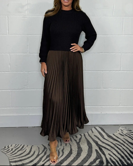 Swobodna kontrastowa sukienka z plisami w kolorze patchworkowym