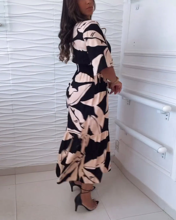 Elegancka sukienka z dekoltem w kształcie litery V i rękawami trzy czwarte