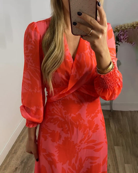 Sukienka z dekoltem w kształcie litery V i wciętą talią