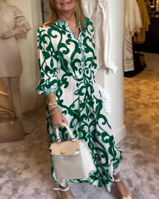 Luźna sukienka z nadrukiem i dekoltem w szpic