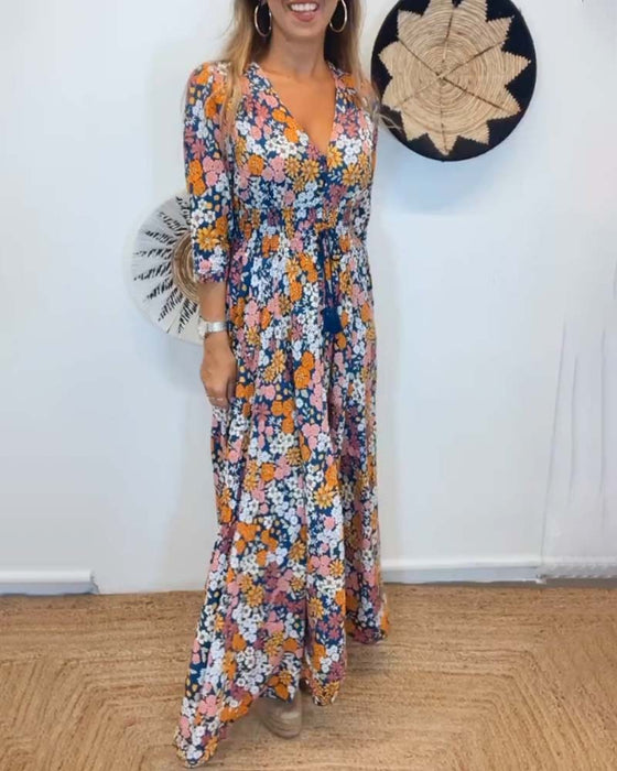 Sukienka z głębokim dekoltem w kształcie litery V i kwiatowymi motywami