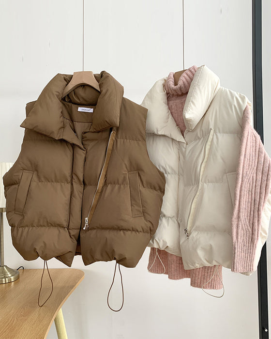 Prosta jednokolorowa pikowana kurtka z kieszenią zapinaną na zamek