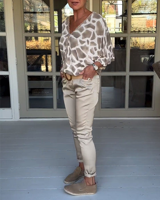 Elegancka bluzka z nadrukiem i dekoltem w kształcie litery V z rękawami nietoperzowymi
