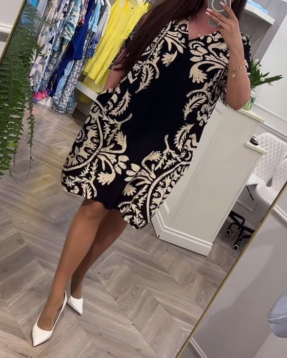 Luźna sukienka w stylu retro z dekoltem w kształcie litery V i krótkim rękawem