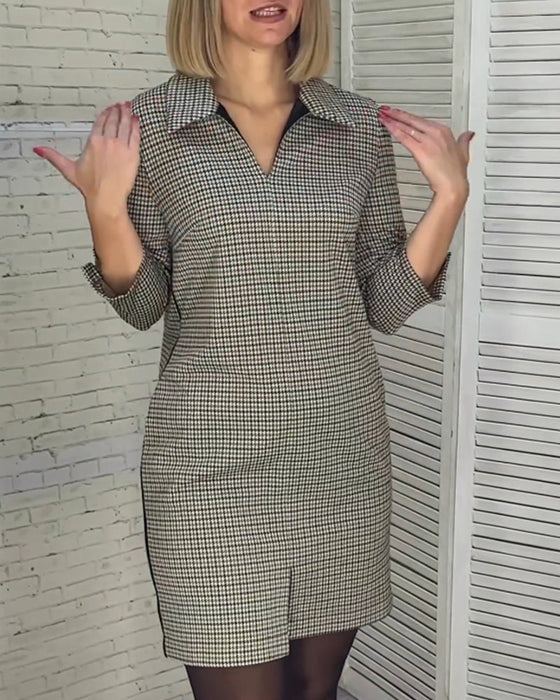 Sukienka z dekoltem w kształcie litery V i długim rękawem i rozcięciem