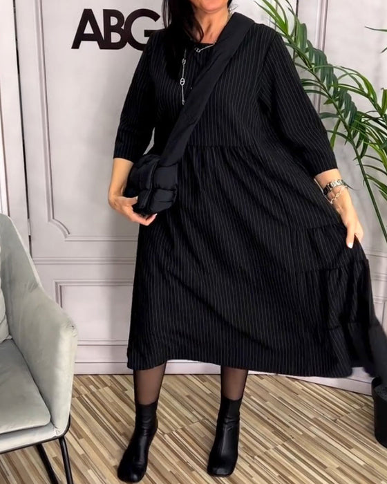 Prosta sukienka z okrągłym dekoltem i dziurami