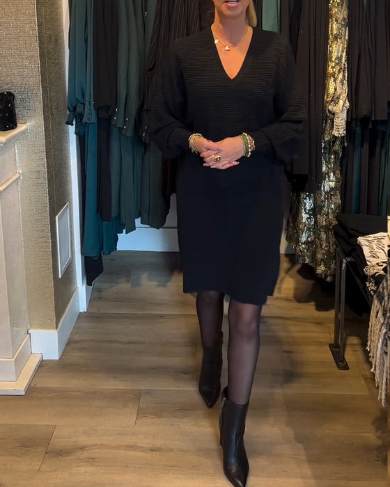 Sukienka sweterkowa w jednolitym kolorze z dekoltem w kształcie litery V