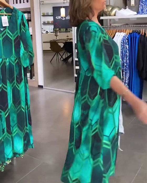 Sukienka z rękawami trzy czwarte i dekoltem w kształcie litery V