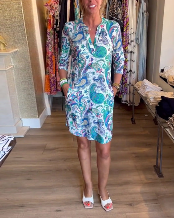 Sukienka z kieszeniami w kształcie litery V we wzór paisley