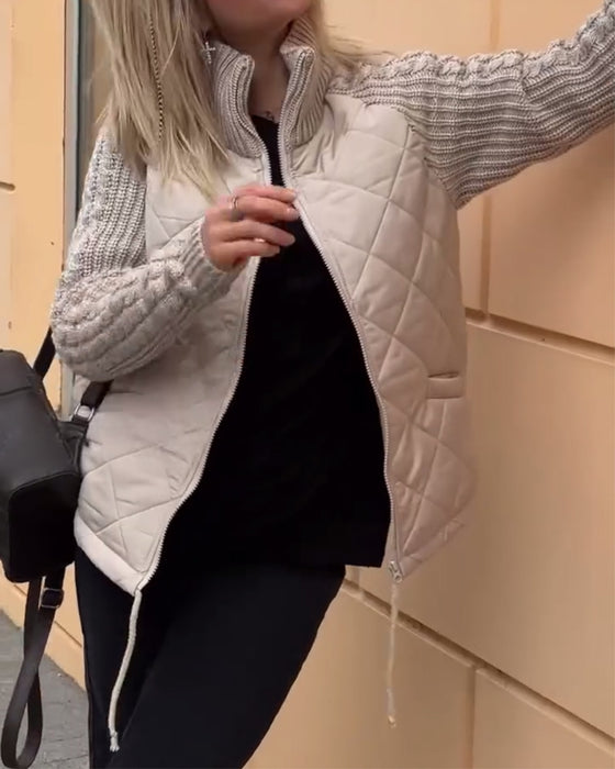 Jednokolorowy płaszcz z wysokim kołnierzem i zamkiem błyskawicznym