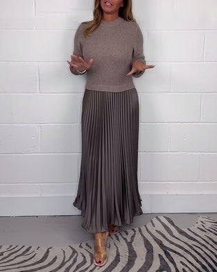 Swobodna kontrastowa sukienka z plisami w kolorze patchworkowym