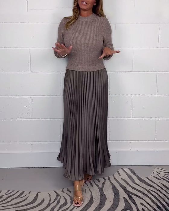 Swobodna kontrastowa sukienka z plisami w kolorze patchworkowym