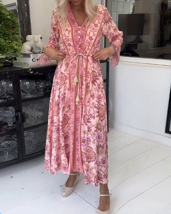 Elegancka sukienka z nadrukiem i dekoltem w kształcie litery V, zapinana na guziki