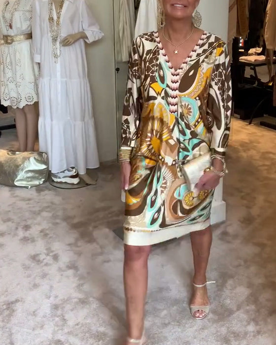 Sukienka na co dzień z nadrukiem retro i dekoltem w serek