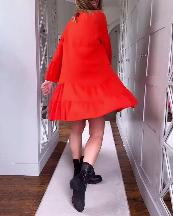 Sukienka w jednolitym kolorze z dekoltem w kształcie litery V rozkloszowana i z długimi rękawami