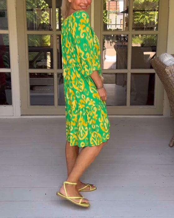 Sukienka z luźnym nadrukiem i rękawami dzwonkowymi