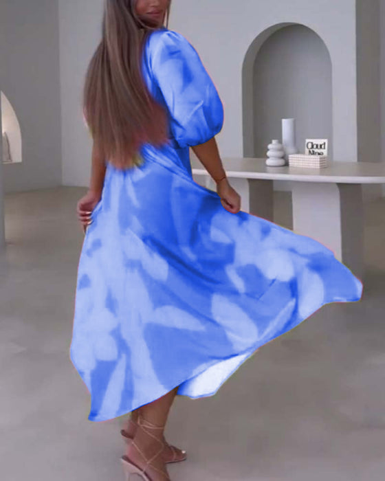 Elegancka sukienka z głębokim dekoltem w kształcie litery V z nadrukiem