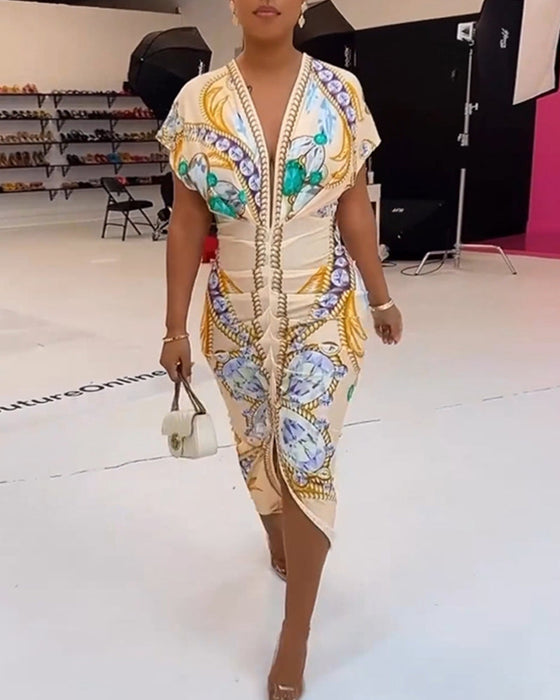 Sukienka z głębokim dekoltem w kształcie litery V i nadrukiem w talii