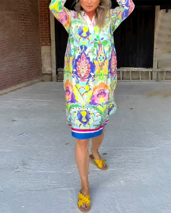 Luźna sukienka z nadrukiem z dekoltem w szpic