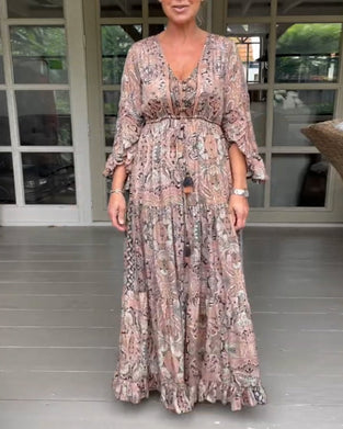 Sukienka z bufiastymi rękawami i dekoltem w szpic