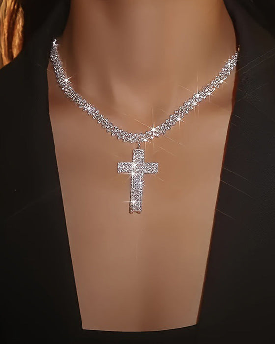 Lśniący diamentowy wisiorek z krzyżem