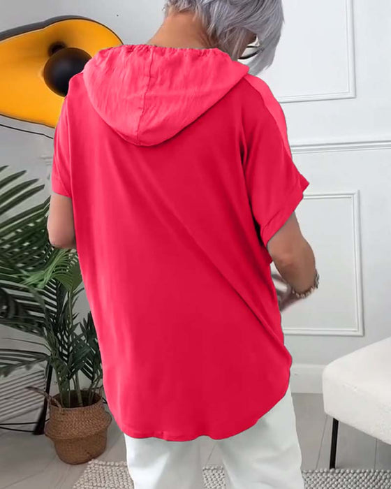 Luźna bluzka z krótkim rękawem i nadrukiem kwiatowym