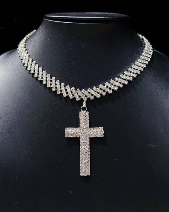 Lśniący diamentowy wisiorek z krzyżem