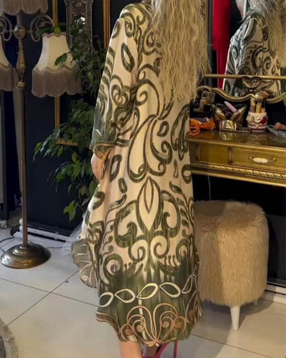 Luźna i elegancka sukienka z nadrukiem